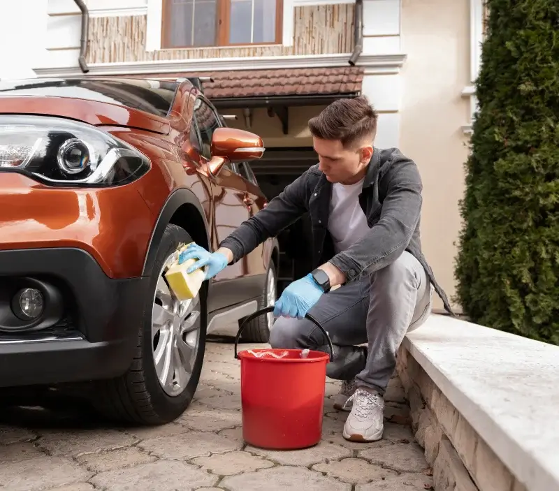 Lavage auto à domicile Noyen-sur-Sarthe : professionnel intervenant sur un véhicule